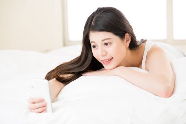 rahat Asyalı kadın kullanmak akıllı telefon kısa mesaj okuma