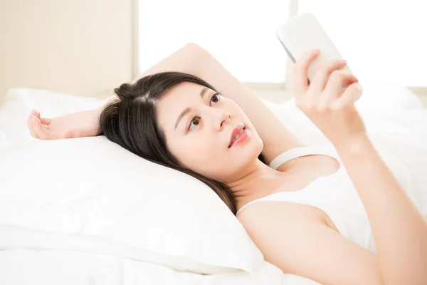 Relajado asiático mujer uso inteligente teléfono lectura texto mensaje — Foto de Stock