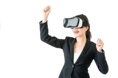 Vr kulaklık gözlük ile başarılı Asyalı kadın kollarını kaldır