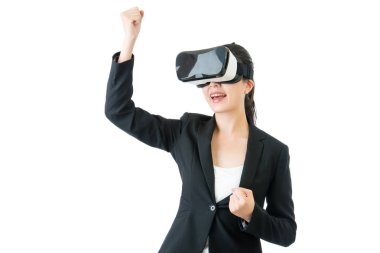 Vr kulaklık gözlük ile başarılı Asyalı kadın kollarını kaldır