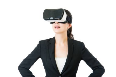 Asyalı kadın öğrenmek başarı iş Vr kulaklık gözlük kullanmak