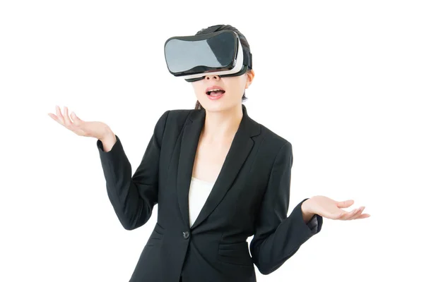 Asiático negocio mujer pregunta acerca de VR gafas dispositivo —  Fotos de Stock