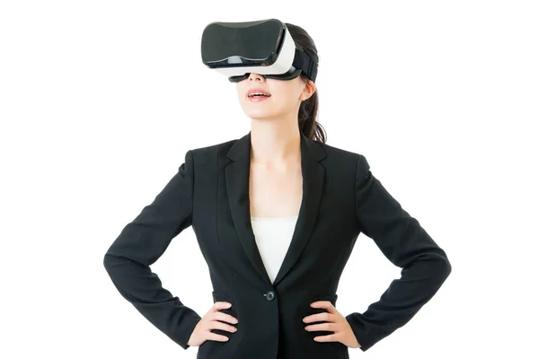 Éxito negocio asiático mujer brazos cintura con VR auriculares —  Fotos de Stock