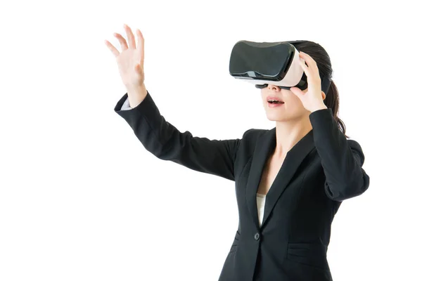 Asiático mujer de negocios pantalla táctil por VR gafas de auriculares —  Fotos de Stock