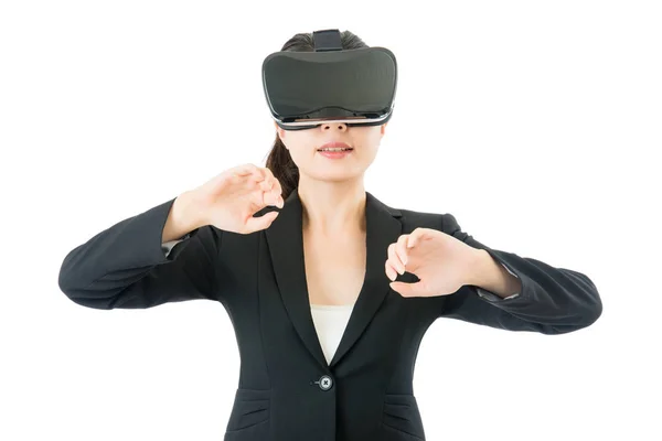 Asiática mulher de negócios aberta descobrir por óculos de fone de ouvido VR — Fotografia de Stock