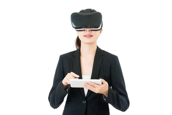 Asiático mulher de negócios uso digital tablet controle VR óculos — Fotografia de Stock