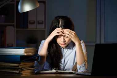 gece geç saatlerde çalışma Asya iş kadın baş ağrısı fazla mesai