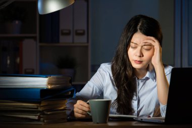 geç saatlere kadar Asya iş kadın içki kahve baş ağrısı fazla mesai