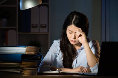 gece geç saatlerde çalışma Asya iş kadın baş ağrısı fazla mesai