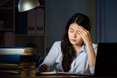gece geç saatlerde çalışma Asya iş kadın baş ağrısı fazla mesai