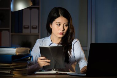 Asya iş kadını kullanmak dijital tablet mesai