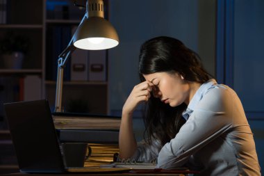 gece geç saatlerde çalışma Asya iş kadın baş ağrısı fazla mesai