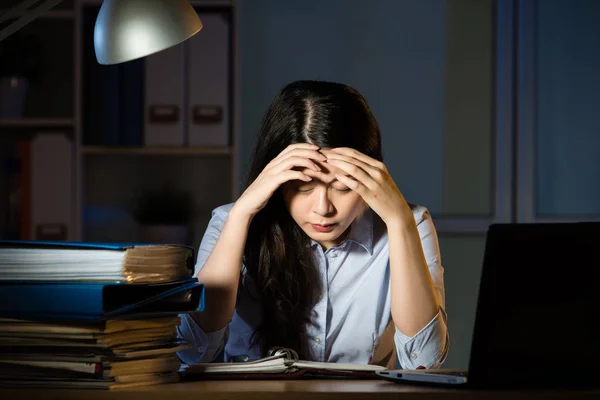 Asiático mulher de negócios dor de cabeça horas extras trabalhando tarde da noite — Fotografia de Stock