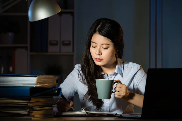 Asiático negocios mujer beber café trabajo horas extras tarde noche — Foto de Stock