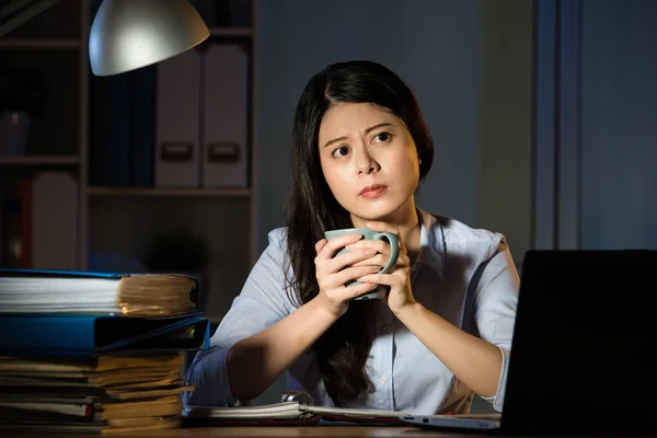 Asiático mulher de negócios beber café trabalhando horas extras tarde da noite — Fotografia de Stock