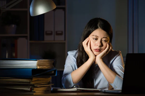 Aziatische zakelijke vrouw slaperig overuren late avond — Stockfoto