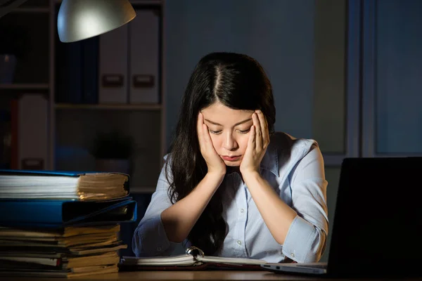 Asiatice femeie de afaceri somnoros de lucru ore suplimentare târziu noapte — Fotografie, imagine de stoc