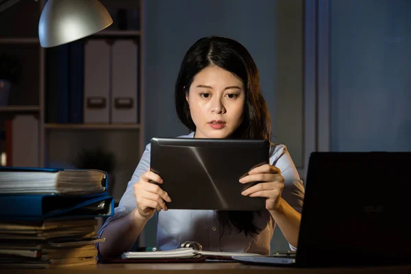 Asiático negocio mujer uso digital tableta trabajo horas extras — Foto de Stock