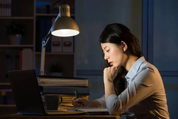 Asiático negocio mujer uso laptop trabajo horas extras tarde noche —  Fotos de Stock