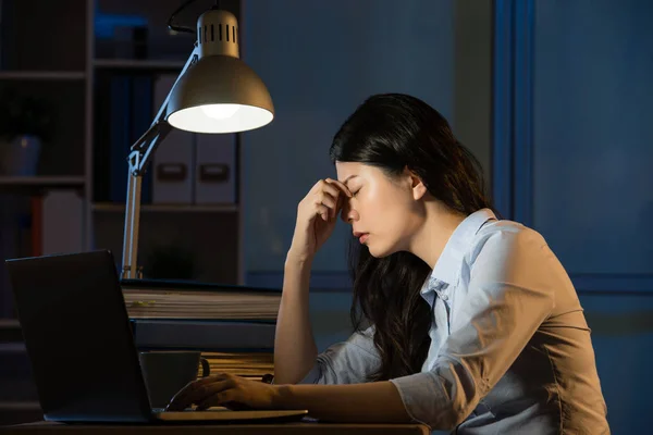Asiático negocios mujer dolor de cabeza horas extras trabajo tarde noche — Foto de Stock