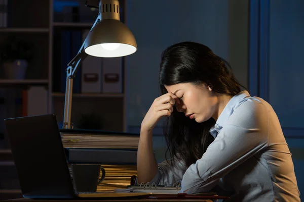 Aziatische zakelijke vrouw hoofdpijn overuren werken van de late nacht — Stockfoto