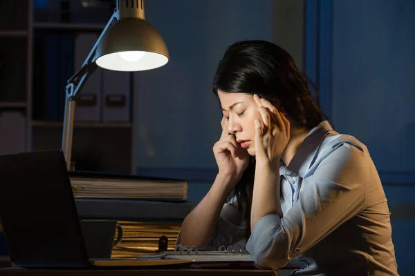 Asiático negocios mujer dolor de cabeza horas extras trabajo tarde noche — Foto de Stock