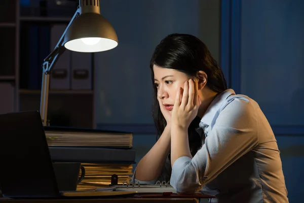 Asiático mulher de negócios obsessão trabalho horas extras noite tardia — Fotografia de Stock