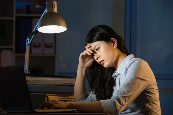 Asiático negocios mujer sleepy trabajo horas extras tarde noche — Foto de Stock