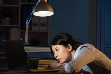 Asya iş kadın uykulu fazla gece geç saatlerde çalışıyor