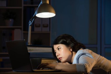Asya iş kadın uykulu fazla gece geç saatlerde çalışıyor