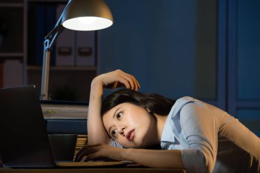Asya iş kadın uykulu fazla gece geç saatlerde çalışıyor