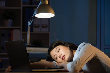 Asya iş kadın uykulu fazla gece geç saatlerde çalışıyor