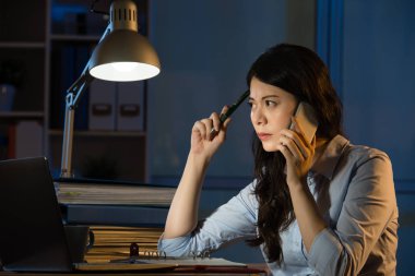 Asya iş kadın konuşmak smartphone çalışan fazla mesai