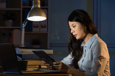 Asya iş kadını kullanmak dijital tablet geç fazla mesai çalışma