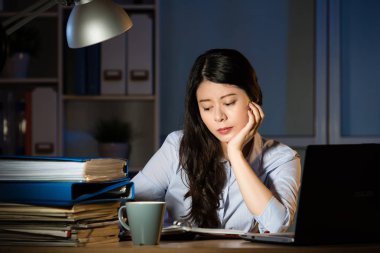 Asya iş kadın mesai ofiste geç gece