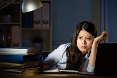 düşünme ve geç gece fazla mesai Asya iş kadını