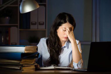 gece geç saatlerde çalışma Asya iş kadın baş ağrısı fazla mesai