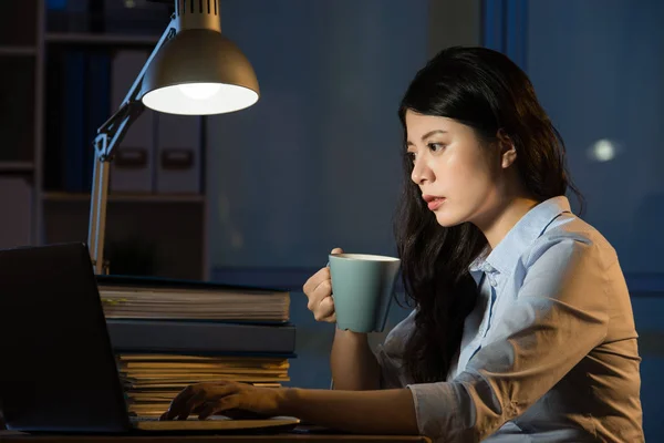 Ασιατικός επιχειρησιακός γυναίκα πίνει καφέ, δροσιστικά εργάζονται υπερωρίες Λα — Φωτογραφία Αρχείου