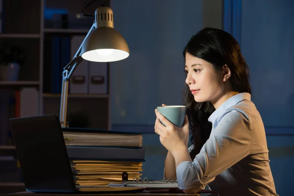 Asya iş kahve içmek kadın la fazla mesai yenileniyor — Stok fotoğraf