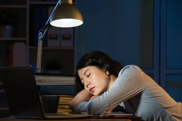 Asiático negocios mujer sleepy trabajo horas extras tarde noche — Foto de Stock