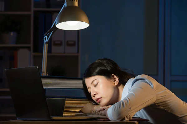 Asiático negocios mujer sleepy trabajo horas extras tarde noche — Foto de Stock