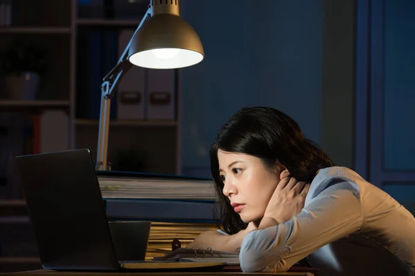 Asiático negocios mujer sleepy trabajo horas extras tarde noche — Foto de Stock