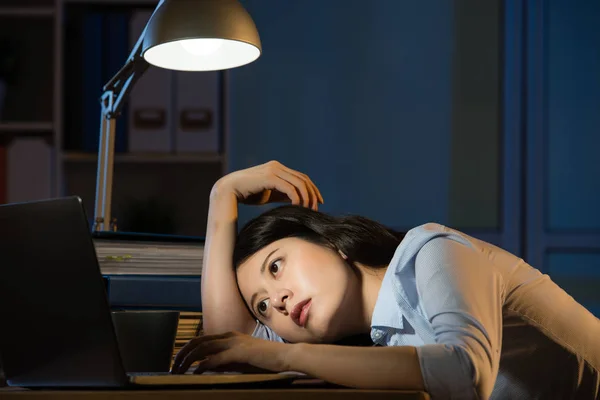 Asiático negocios mujer sleepy trabajo horas extras tarde noche — Foto de Stock