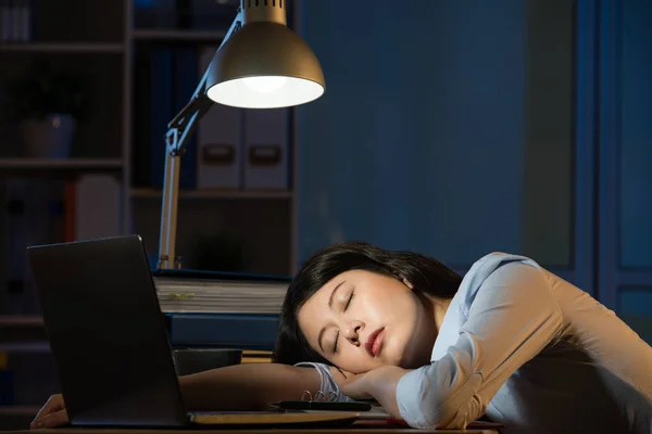 Ásia negócios mulher sonolento trabalho horas extras tarde noite — Fotografia de Stock