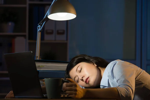 Ásia negócios mulher sonolento trabalho horas extras tarde noite — Fotografia de Stock