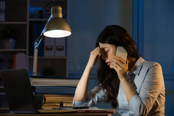 Азиатская деловая женщина головная боль на смартфоне работает сверхурочно — стоковое фото