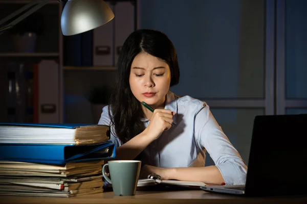 Asiático negocios mujer trabajando horas extras tarde noche en oficina —  Fotos de Stock