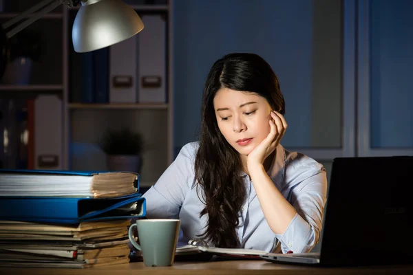 Asiático negocios mujer trabajando horas extras tarde noche en oficina — Foto de Stock