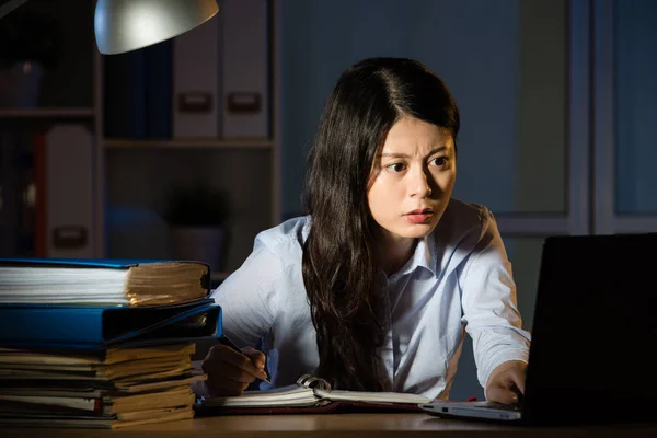 Ásia negócios mulher trabalho horas extras tarde noite no escritório — Fotografia de Stock