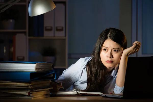 Aziatische zakenvrouw denken en 's avonds overwerk te werken — Stockfoto
